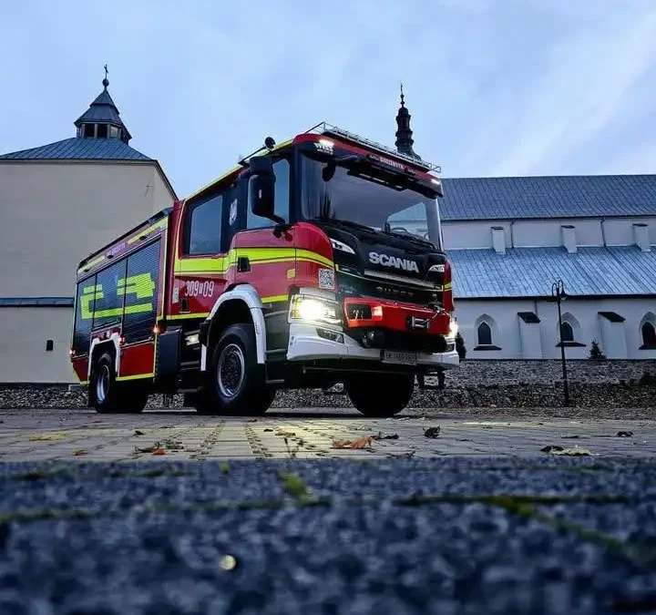 Pożar krzewów przy ul. Miejskiej w Bodzentynie – interwencja OSP