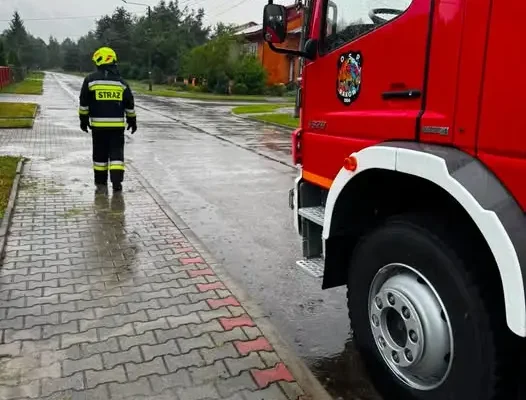 Pompowanie wody z zalanej piwnicy w Rakowie – interwencja OSP