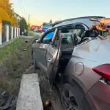 Tragiczny wypadek w Rykoszynie: samochód uderzył w bariery, jedna osoba nie żyje