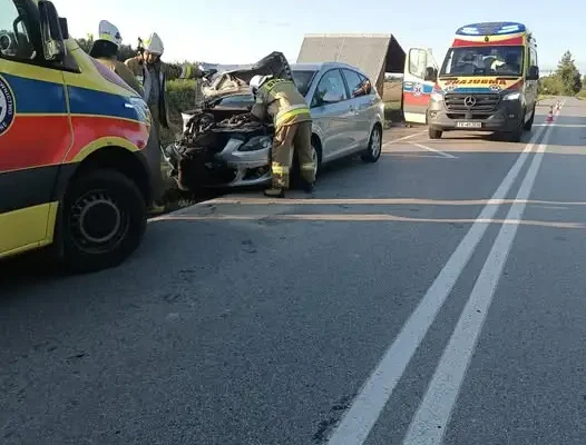 Wypadek na DW756 w Zalesiu: zderzenie dwóch aut osobowych