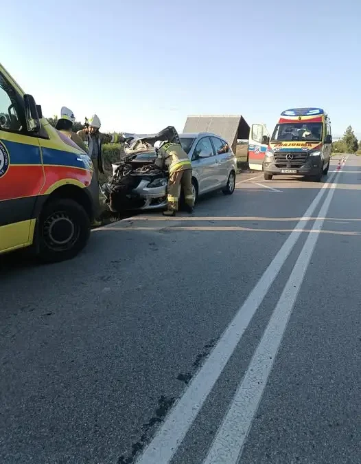 Wypadek na DW756 w Zalesiu: zderzenie dwóch aut osobowych