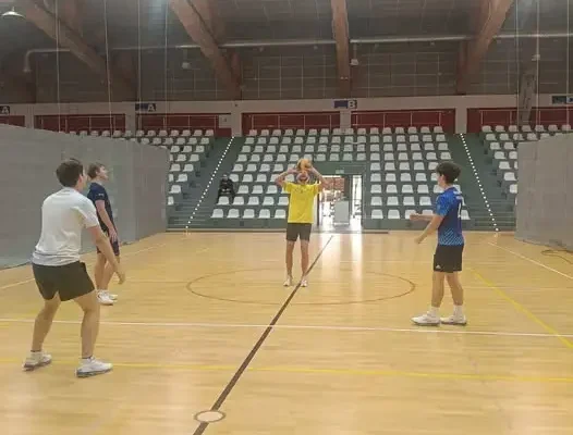 Turniej siatkówki w Chęcinach przeniesiony do hali sportowej
