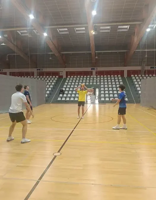 Turniej siatkówki w Chęcinach przeniesiony do hali sportowej