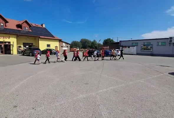 Młodzi druhowie z OSP Chęciny szlifują musztrę przed wrześniową uroczystością