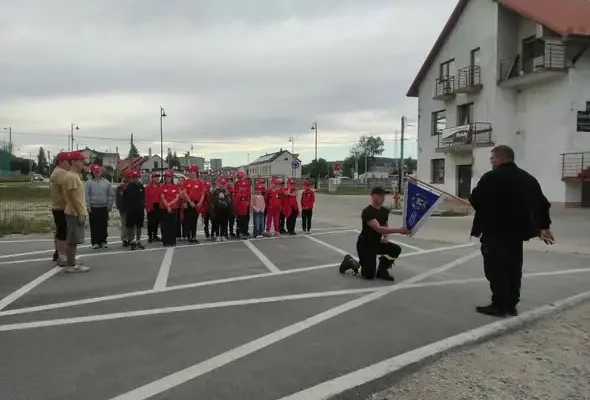 Młodzi adepci pożarnictwa z OSP Chęciny ćwiczyli musztrę i pierwszą pomoc