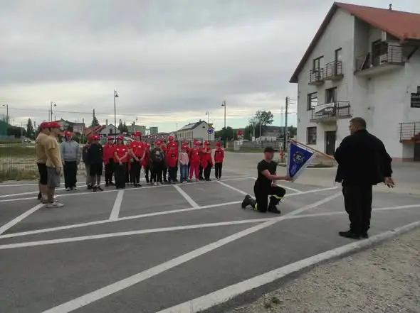 Młodzi adepci pożarnictwa z OSP Chęciny ćwiczyli musztrę i pierwszą pomoc