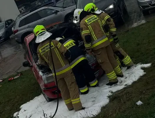 Pożar samochodu w Zagnańsku – szybka interwencja strażaków