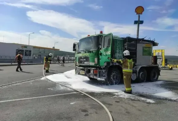 Pożar ciężarówki na MOP Szewce przy S7 – szybka akcja strażaków