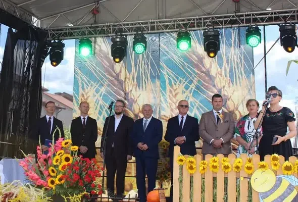 Dożynki w Łagowie: Święto plonów z udziałem parlamentarzystów i samorządowców