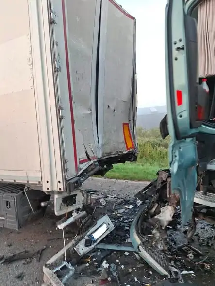 Wypadek na DK74 w Mniowie: zderzenie trzech ciężarówek i osobówki