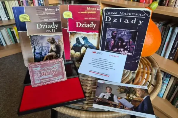 Narodowe Czytanie 2026 w Ćmielowie: „Dziady” na zamku i pamiątkowa pieczęć w bibliotece