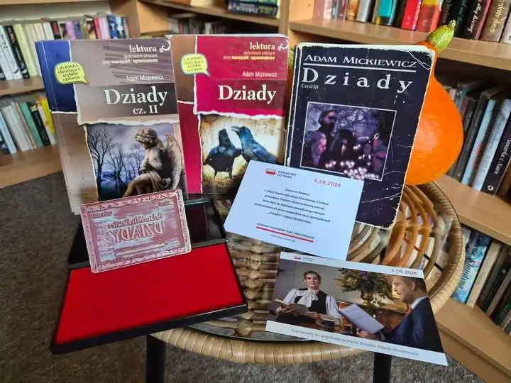 Narodowe Czytanie 2026 w Ćmielowie: „Dziady” na zamku i pamiątkowa pieczęć w bibliotece