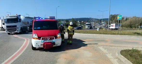 Kolizja motocykla z autem na DW 762 w Chęcinach. Strażacy usuwali plamę oleju