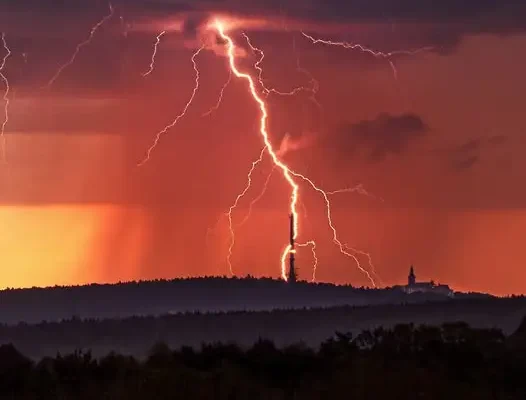 Spektakularna burza nad Świętym Krzyżem – zdjęcie zachwyca