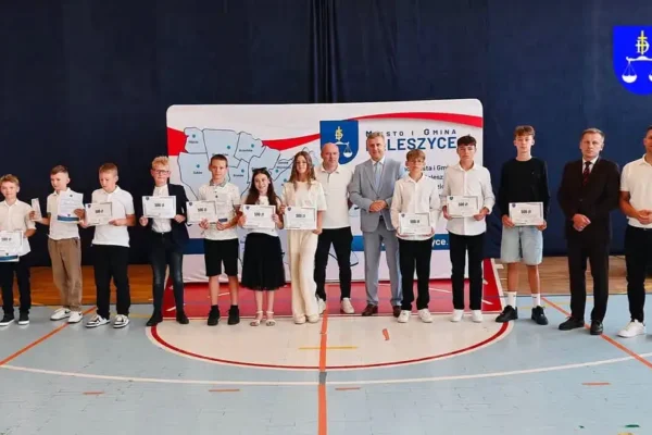 Sportowcy z Daleszyc nagrodzeni przez burmistrza za wyniki w nauce