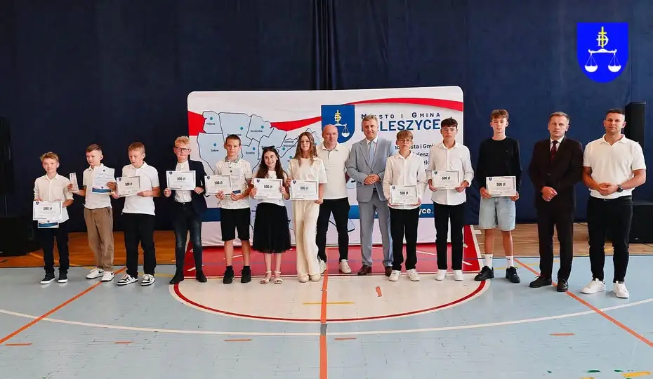 Sportowcy z Daleszyc nagrodzeni przez burmistrza za wyniki w nauce