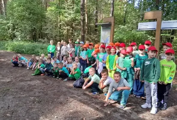 Uczniowie z Woli Kopcowej posprzątali Las Wolski nad zalewem Cedzyna