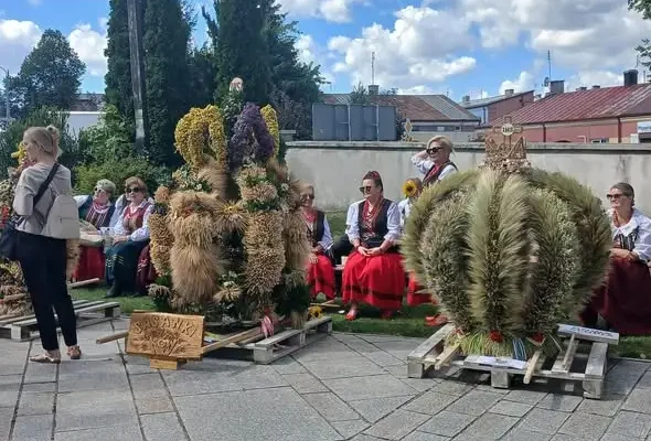 Dożynki Powiatowe w Chmielniku: święto plonów i lokalnej tradycji