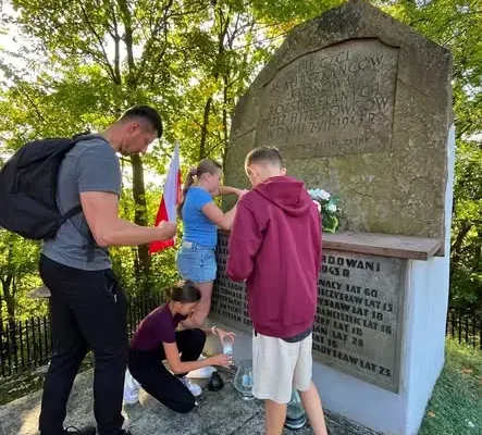 Uczniowie z Brzezinek uczcili pamięć ofiar II wojny światowej podczas rajdu do Klonowa