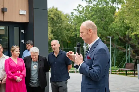 Nowa przestrzeń przy Dębie Bartku w Zagnańsku otwarta dla mieszkańców i turystów