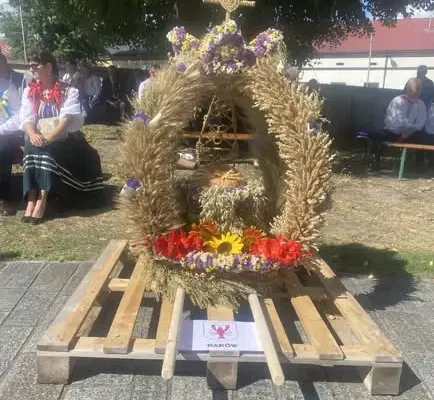 Wieniec dożynkowy KGW Wólczanie wyróżniony na Dożynkach Powiatu Kieleckiego