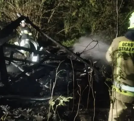 Pożar altany w Rudkach. Strażacy z kilku jednostek w akcji