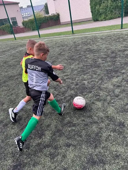 Ruszyły zajęcia sportowe dla dzieci – radość i energia na boisku