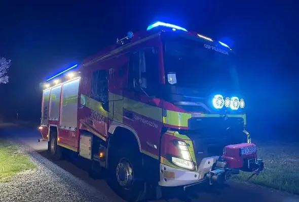 Pożar stodoły w Brynicy. Akcja strażaków z OSP Piekoszów i JRG Kielce