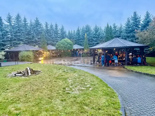 Dzień Sąsiada 2026 w Zgórsku-Zagrodach trwa – wspólna zabawa przy Hotelu Magnolia
