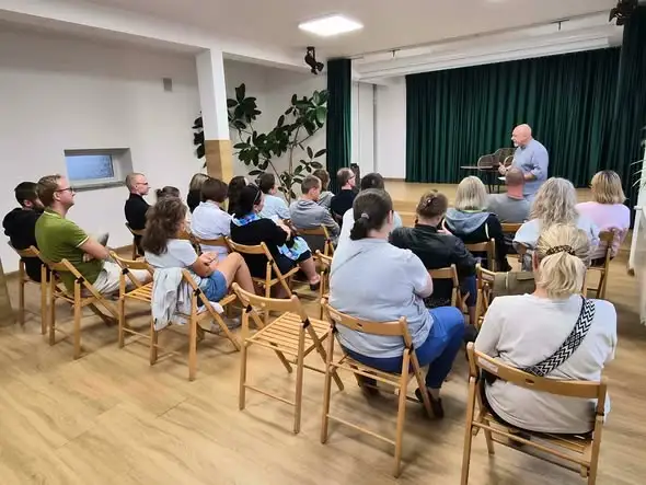 Spotkanie z terapeutą w Masłowie: stand-up z przesłaniem