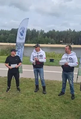 Młodzi wędkarze z Akademii „Morawka” uczyli się łowić na spławik i odległościówkę