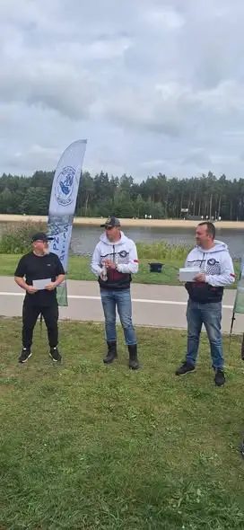 Młodzi wędkarze z Akademii „Morawka” uczyli się łowić na spławik i odległościówkę