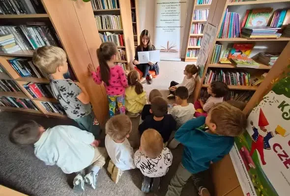 Dzień Kropki w bibliotece w Masłowie – kreatywna zabawa dla najmłodszych