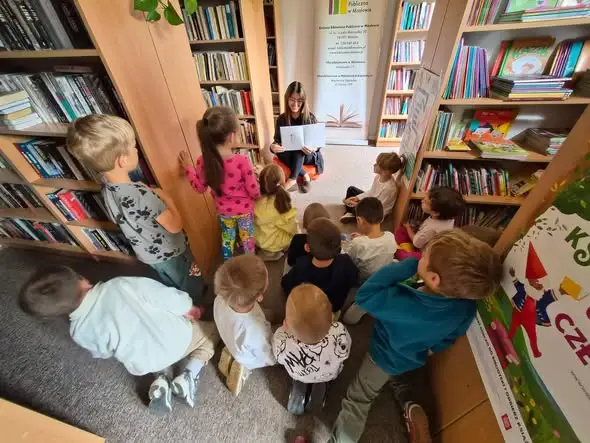 Dzień Kropki w bibliotece w Masłowie – kreatywna zabawa dla najmłodszych