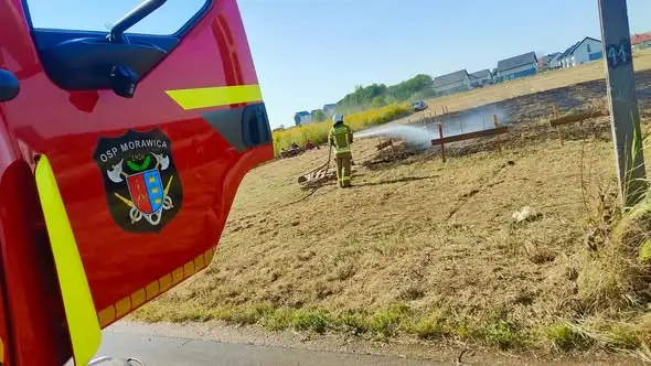 Interwencje strażaków z OSP Morawica: pożar trawy w Brzezinach i wypadek w Nidzie