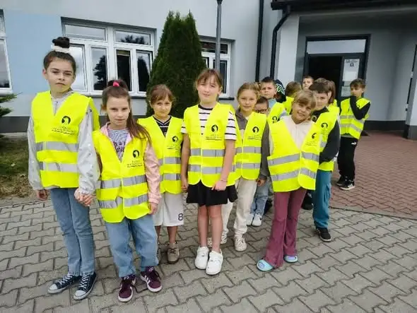 Świeć przykładem – noś odblaski! Uczniowie klas III promują bezpieczeństwo na drodze