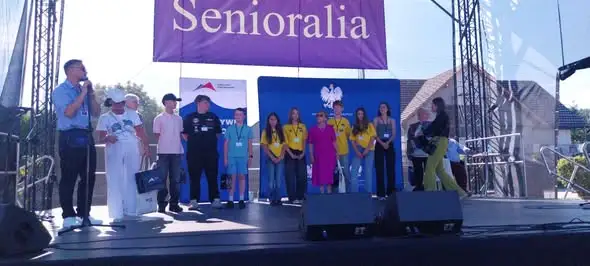 Chęciny: uczniowie-wolontariusze wspierali seniorów podczas wojewódzkich „Senioraliów”