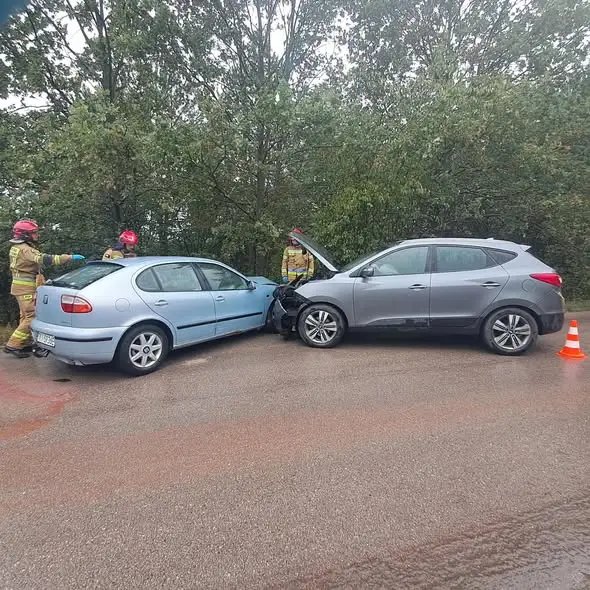 Czołowe zderzenie w Miedziance – akcja strażaków z OSP Chęciny