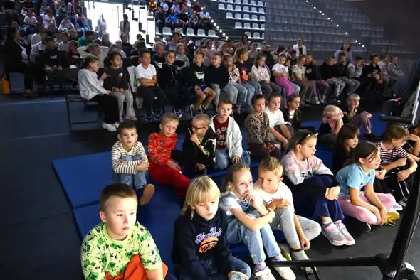Chęciny: uczniowie szkół podstawowych na spektaklu „Przez Naukę do Gwiazd”