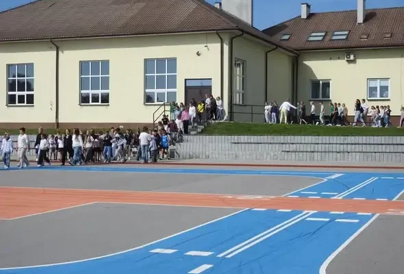 Bezpieczny uczeń 2026: ćwiczenia ewakuacyjne w Szkole Podstawowej w Pierzchnicy