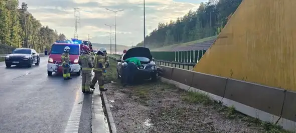 Kolizja na S7 w Szewcach – auto uderzyło w bariery ochronne