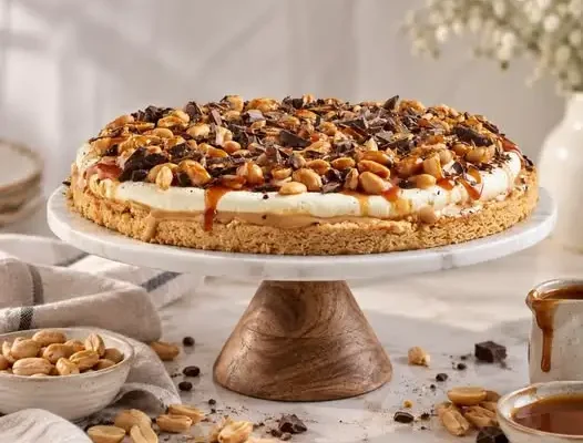 Tarta kajmakowa z bananami i solonymi orzeszkami – przepis inspirowany deserem z Grycana