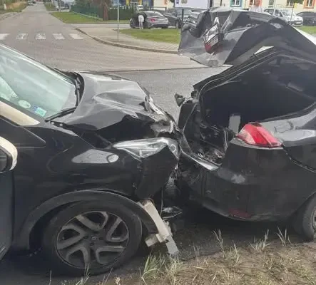 Kolizja dwóch pojazdów na ul. Czarnowskiej w Piekoszowie – interwencja strażaków