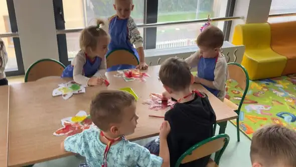 Przedszkolaki powitały Panią Jesień. Były zabawy i kolorowe prace plastyczne