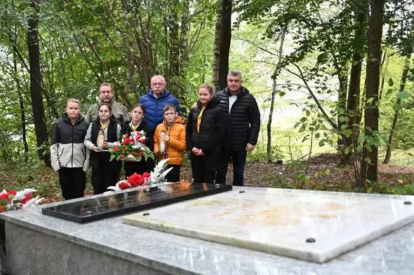 Masłów: uczniowie i wójt oddali hołd bohaterom na Białej Górze