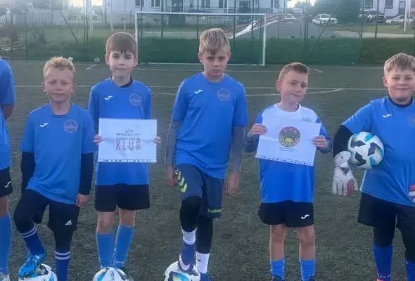 Młodzi piłkarze ze Sparty Pisarzowice trenują w ramach Programu Klub 2026