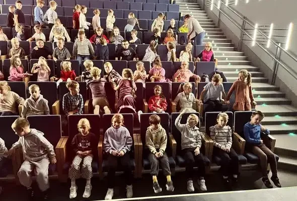 Pierwszoklasiści z Pierzchnicy na warsztatach czekoladowych i w teatrze