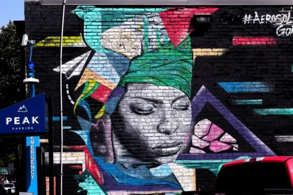 Mural Natalii Machałowej w Łopusznie – hołd dla harcerki i żołnierza AK