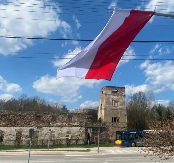 Dąb Bartek w nowej odsłonie – jesienny spacer po świętokrzyskiej puszczy