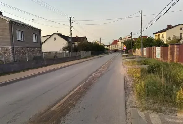 Rozległa plama oleju w Masłowie Pierwszym – akcja strażaków na odcinku 3 km